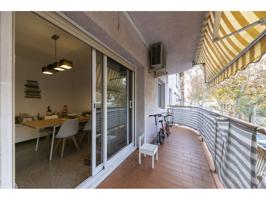 Pis gran amb llum natural i balcó photo 0