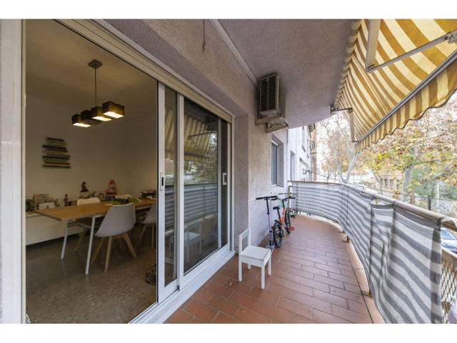 Pis gran amb llum natural i balcó photo 0