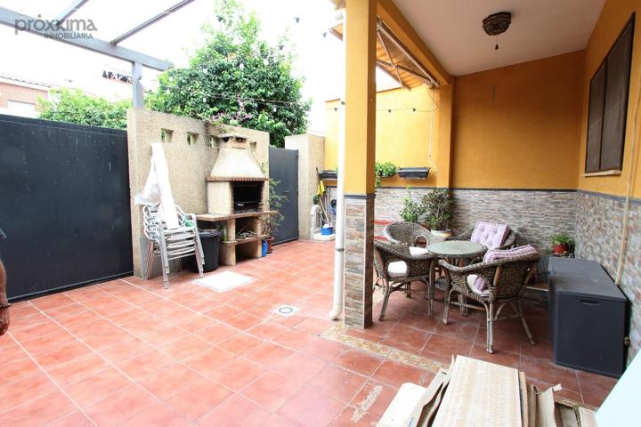 Espectacular vivienda reformada de 3 plantas con patio y sótano en venta photo 0