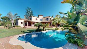 Villa en Mijas Golf de cuatro dormitorios y cuatro baños con piscina y jardín. photo 0