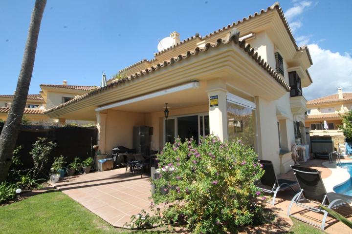 Chalet pareado en Riviera del Sol, tres dormitorios, jardín y piscina privada. photo 0