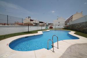 Casa adosada de 4 dormitorios en urbanización con piscina. photo 0