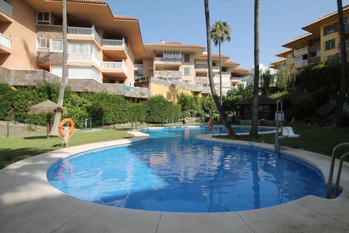 Piso de lujo de 2 Dormitorios, 2 baños, 1 garaje,1 trastero y terraza con vistas al mar en Reserva del Higuerón. photo 0