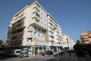 Piso de dos dormitorios, dos baños, terraza y piscina en Fuengirola photo 0