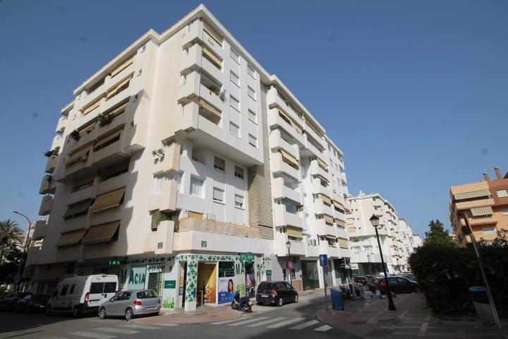 Piso de dos dormitorios, dos baños, terraza y piscina en Fuengirola photo 0