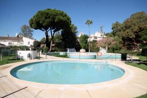 Chalet adosado en Elviria con jardín privado, dos dormitorios, urbanización con piscina. photo 0