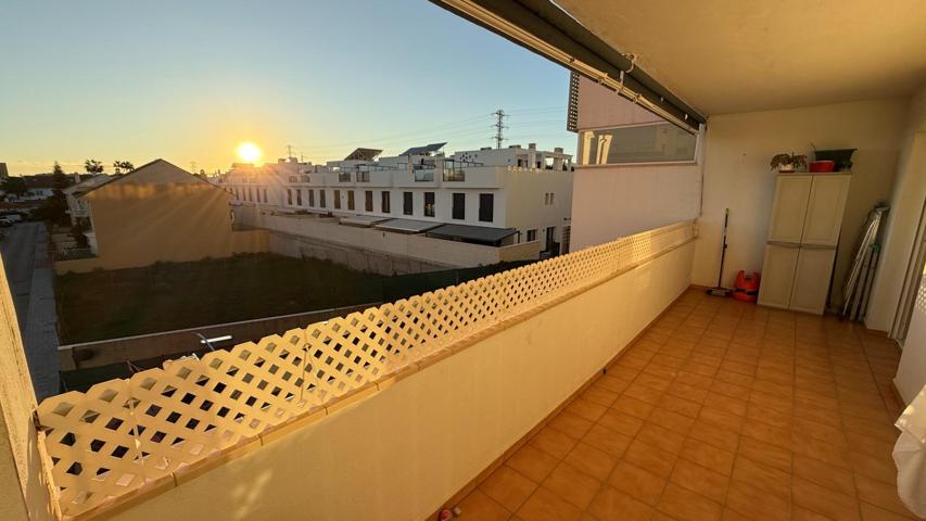 Piso en venta en Los Boliches de tres dormitorios, dos baños, gran terraza, piscina comunitaria. photo 0