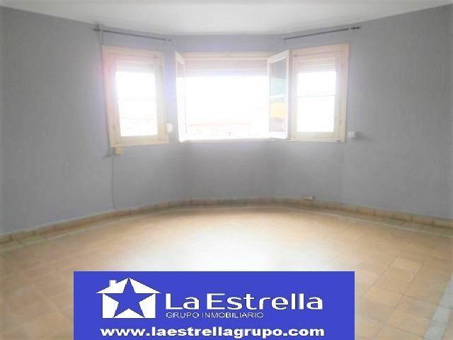 Piso para reformar de 110 metros útiles con 4 dormitorios, baño, aseo, puerta blindada, altura, exterior photo 0