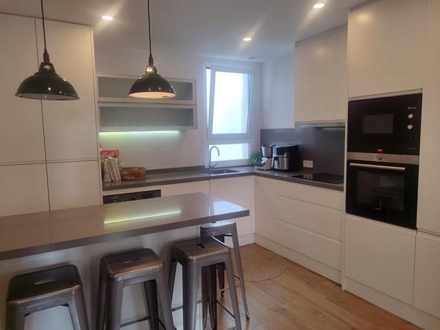 ¡Imposible no enamorarse! Reforma de lujo, gran salón y orientación sur. photo 0