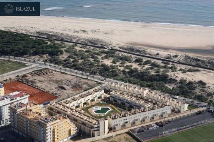 CHALÉ ADOSADO EN PRIMERA LÍNEA DE PLAYA, URBANIZACIÓN PRIVADA CON PISCINA, GARAJE Y TERRAZAS photo 0