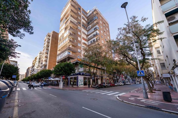Espacio, luz y una ubicación inmejorable en pleno centro de Almería photo 0