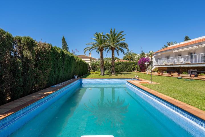 Exclusivo Chalet en Parcela de 1.050 m² con Piscina Privada en Aguadulce Sur photo 0