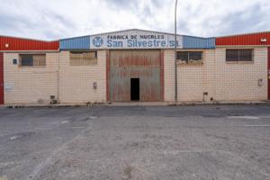 Nave industrial de 261 m² + altillo de 130 m² con montacargas photo 0