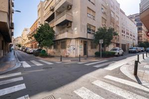 Local de 120 M2 con una gran fachada en esquina photo 0