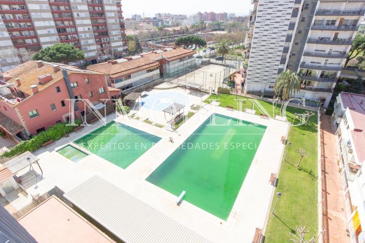 Piso alto con vistas despejadas, soleado y con zona comunitaria photo 0