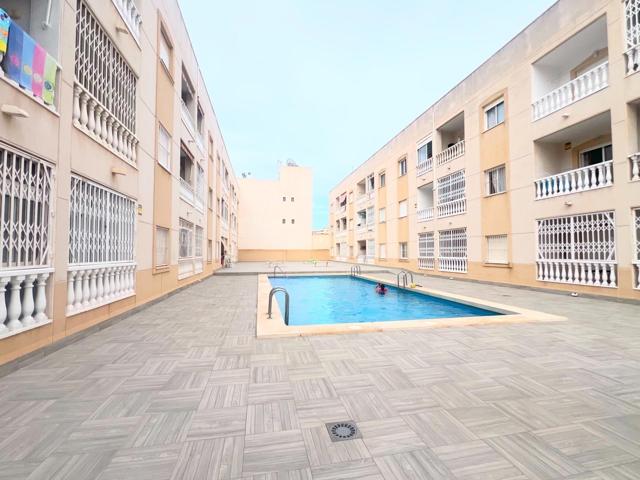Apartamento con piscina comunitaria en Torrevieja photo 0