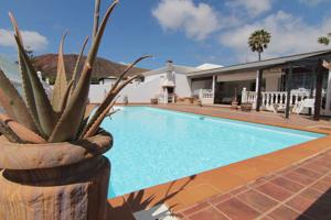 Elegante villa, piscina, jacuzzi, un oasis en playa blanca photo 0
