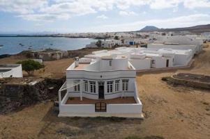 Encantadora casa en primera línea de mar en La Graciosa photo 0