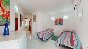 Villa modernizada con amplios jardines  vistas photo 0