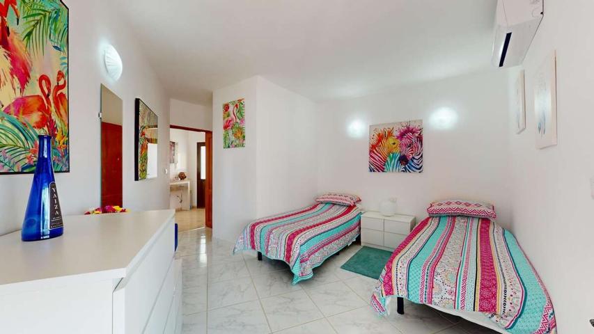 Villa modernizada con amplios jardines  vistas photo 0