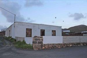FANTASTICA OPORTUNIDAD DE COMPRAR UNA CASA RURAL EN EL CASCO URBANO DEL PUEBLO GUATIZA EN LANZAROTE photo 0
