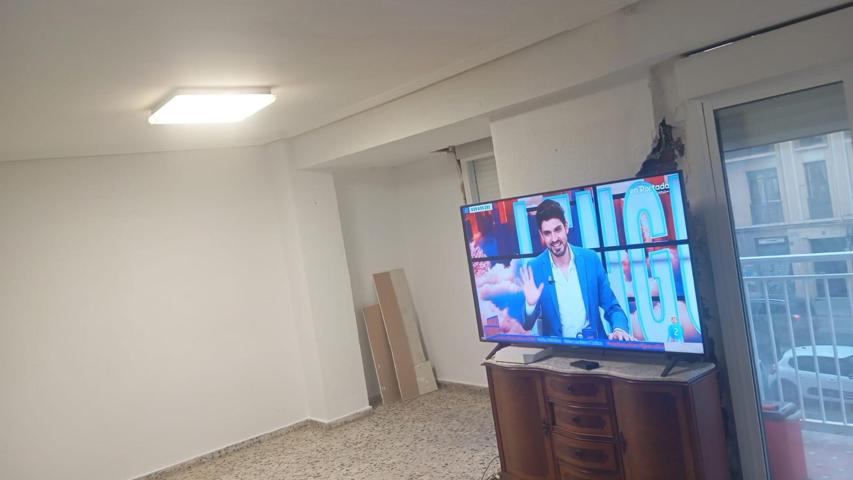 PISO EN VENTA con gran potencial en Avda. Peset Aleixandre — ¡No lo dejes escapar! photo 0