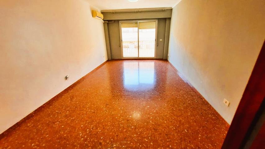 PISO EN VENTA EN BURJASSOT — AMPLIO, LUMINOSO Y ASCENSOR photo 0