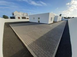 Impresionante villa contemporánea en Costa Teguise photo 0