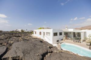 Mágica villa rodeada de lava: oportunidad exclusiva en El Volcán de Tahiche. photo 0