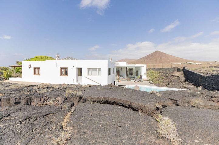 Mágica villa rodeada de lava: oportunidad exclusiva en El Volcán de Tahiche. photo 0