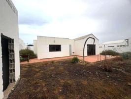 ¡GRAN OPORTUNIDAD! Chalet pareado con jardín en Tinajo photo 0