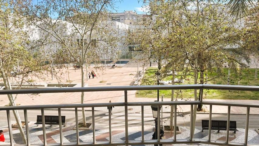 No es la oficina más bonita del mundo. Pero está donde hay que estar. photo 0