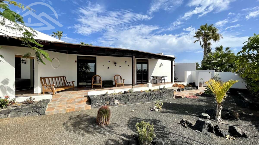 (Ref.559869 - HTJO) Villa modernizada con amplios jardines y vistas al mar en Playa Blanca photo 0