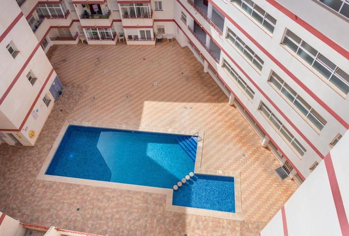 amplio apartamento de un dormitorio en el centro de Torrevieja con vistas a la piscina comunitaria. photo 0
