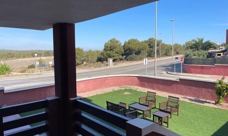 Estupendo apartamento en planta baja con jardin y piscina comunitaria photo 0