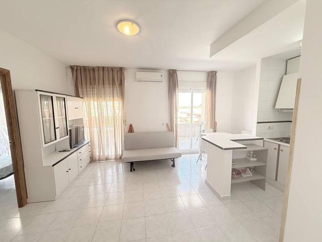 Apartamento de 2 dormitorios en alquiler, Accecion Torrevieja cerca de la playa photo 0