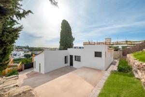 ¡Exclusiva Villa de Obra Nueva a Solo 5 Minutos de Fuengirola y la Playa! photo 0