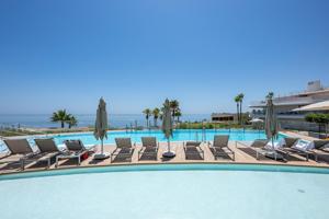 🌊 Exclusiva planta baja de lujo en primera línea de playa – The Edge, Estepona photo 0