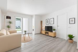 Bajo reformado con terraza y patio privado en Las Lagunas 📍 Calle Biznaga nº 6 – Mijas photo 0