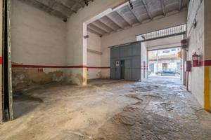 Oportunidad, local con vado apto para plazas de garaje y trasteros photo 0