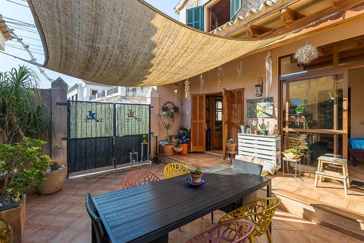 Casa de dos plantas haciendo esquina con garaje y terraza en Consell photo 0