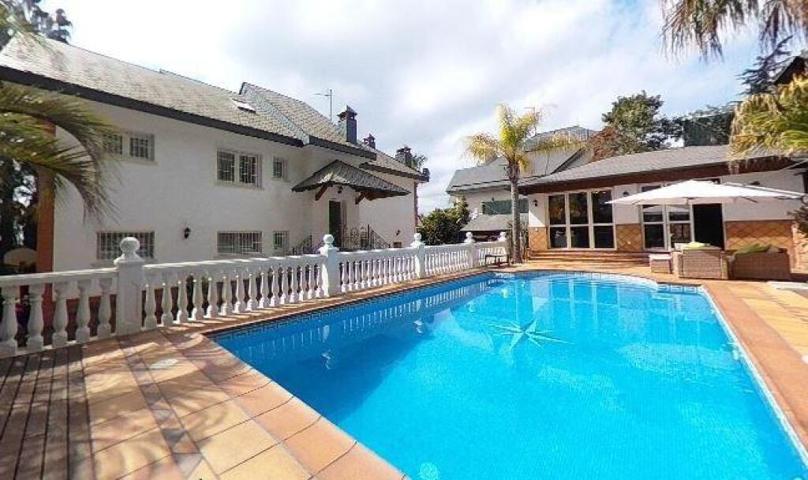 Exclusiva villa de lujo a 17 km de Barcelona photo 0