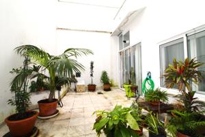 AMPLIA VIVIENDA CON PATIO, GARAJE Y TRASTERO EN CASCO ANTIGUO photo 0