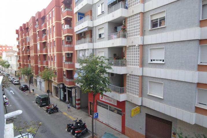 Vivienda en muy buen estado de conservación situada cerca del centro de la población. photo 0