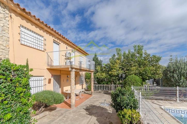 Ref. 04046 - Chalet con piscina en Pedralba, dos viviendas de 3 habitaciones cada photo 0
