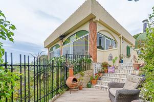 Ref. 04281 - Encantador chalet con vistas a la montaña y piscina, a unos 4 km de Villar del Arzobispo. photo 0