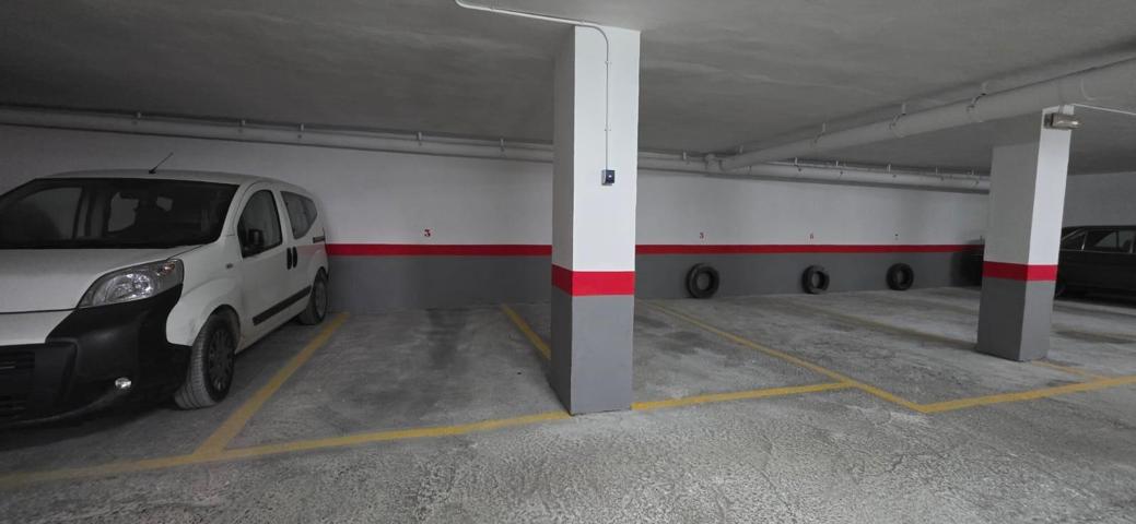 Plaza de parking para coche mediano photo 0