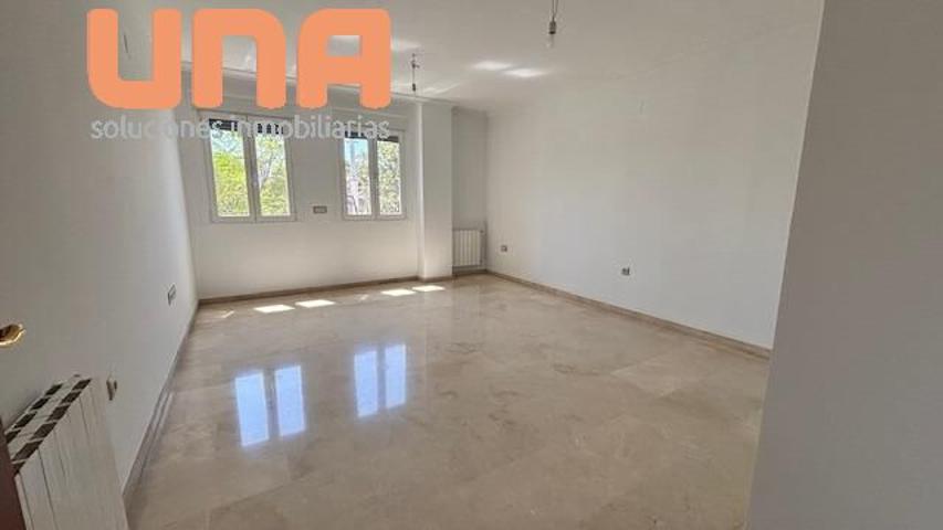 Piso en alquiler SIN muebles en Avenida de la Libertad (Vial) con garaje y trastero opcional photo 0