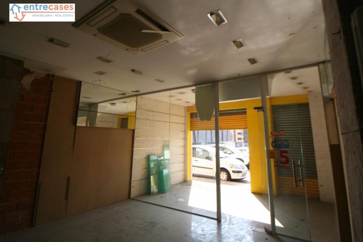 LOCAL COMERCIAL EN PLAZA EN MERCADO, ESQUINERO CON MUCHAS POSIBILIDADES, CON UN SÓTANO PRIVADO. photo 0