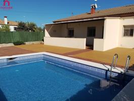 Chalet Independiente en La Carlota – Amplia Parcela y Excelente Ubicación photo 0